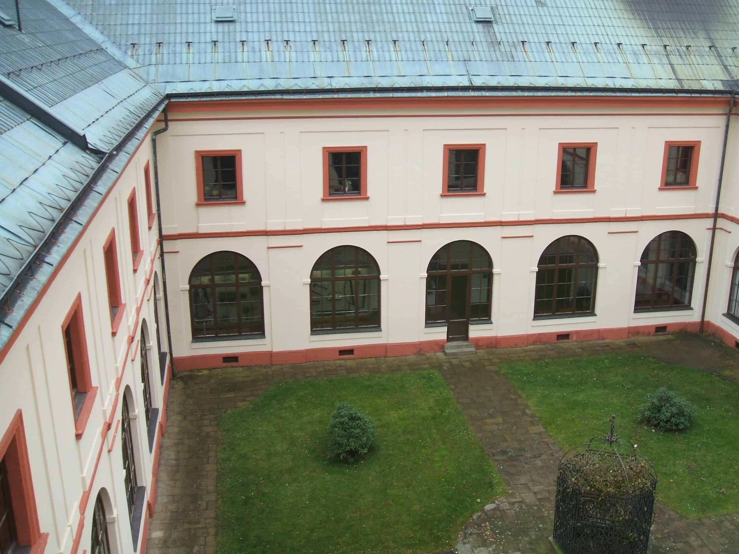 Ochrana okapů před zamrzáním – Krkonošské muzeum Vrchlabí